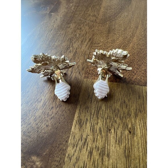 Pair Of Gold/Silver Tone Maple Leaf ClipOn Earrings And Matching Lapel Pin - Picture 6 of 8